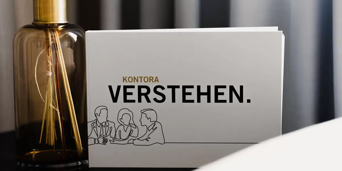 Kontora Visitenkarten neben einer Vase