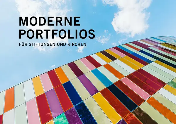 ein buntes Geb&auml;ude vor dem Himmel mit Wolken