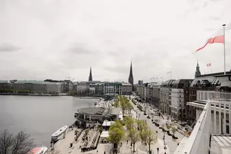 Ein Blick auf die Binnenalster von dem Balkon des Kontora Family Offices aus