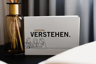 Kontora Visitenkarten neben einer Vase