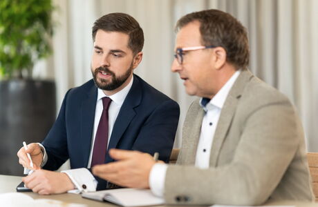 Zwei M&auml;nner unterhalten sich
