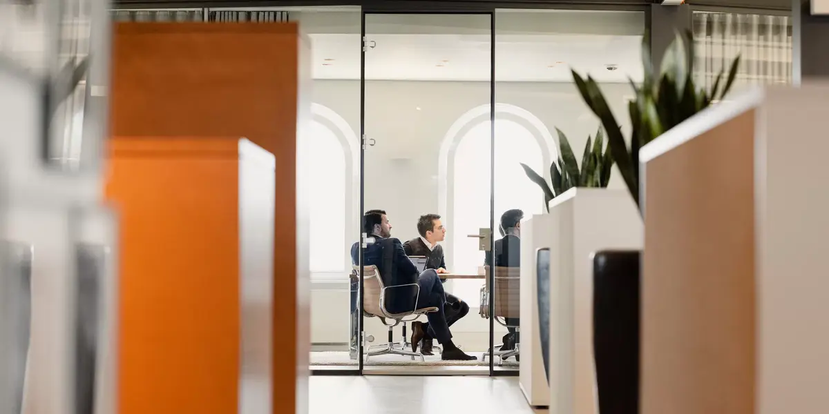 Ein Blick durch eine Glasscheibe in ein Meeting