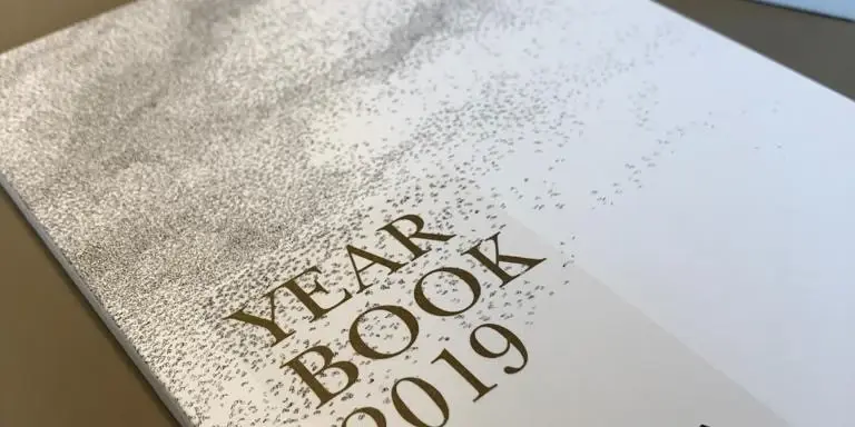Das Kontora Jahrbuch von 2019, seitlich angeschnitten