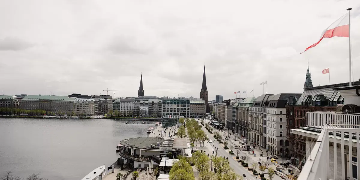Ein Blick auf die Binnenalster von dem Balkon des Kontora Family Offices aus