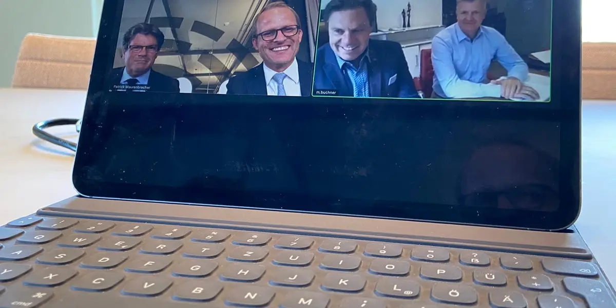 Ein Kundengespr&auml;ch von Kontora, digital &uuml;ber Zoom auf einem Ipad