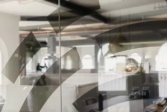 Ein Foto durch eine Glasscheibe in das Büro des Kontora Family Office