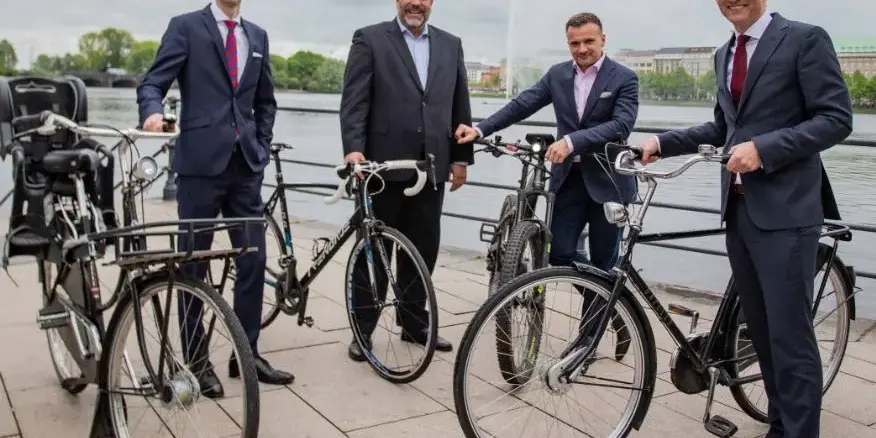 Kilian, Bernd, Stephan und Patrick mit R&auml;dern an der Alster