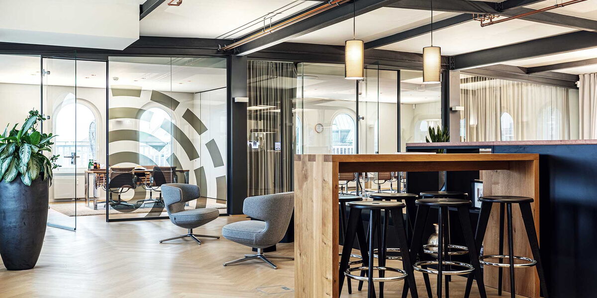 R&auml;ume des Kontora Family Offices mit Bar und Barst&uuml;hlen
