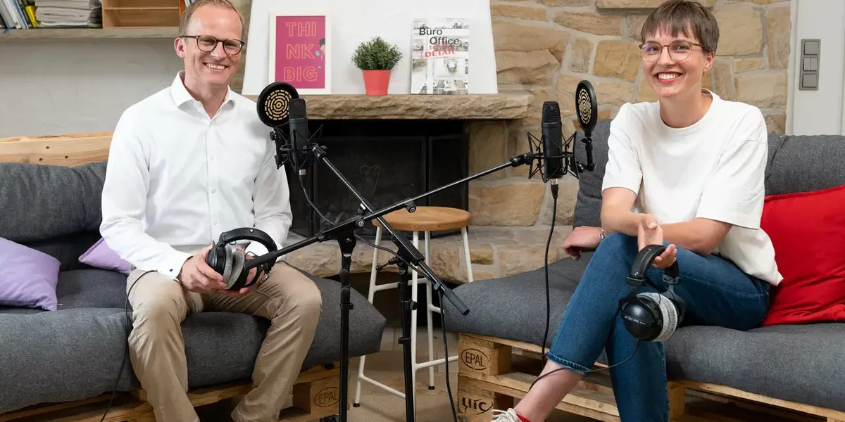 Laakmann und Maurenbrecher in der Podcastaufnahme gucken in die Kamera