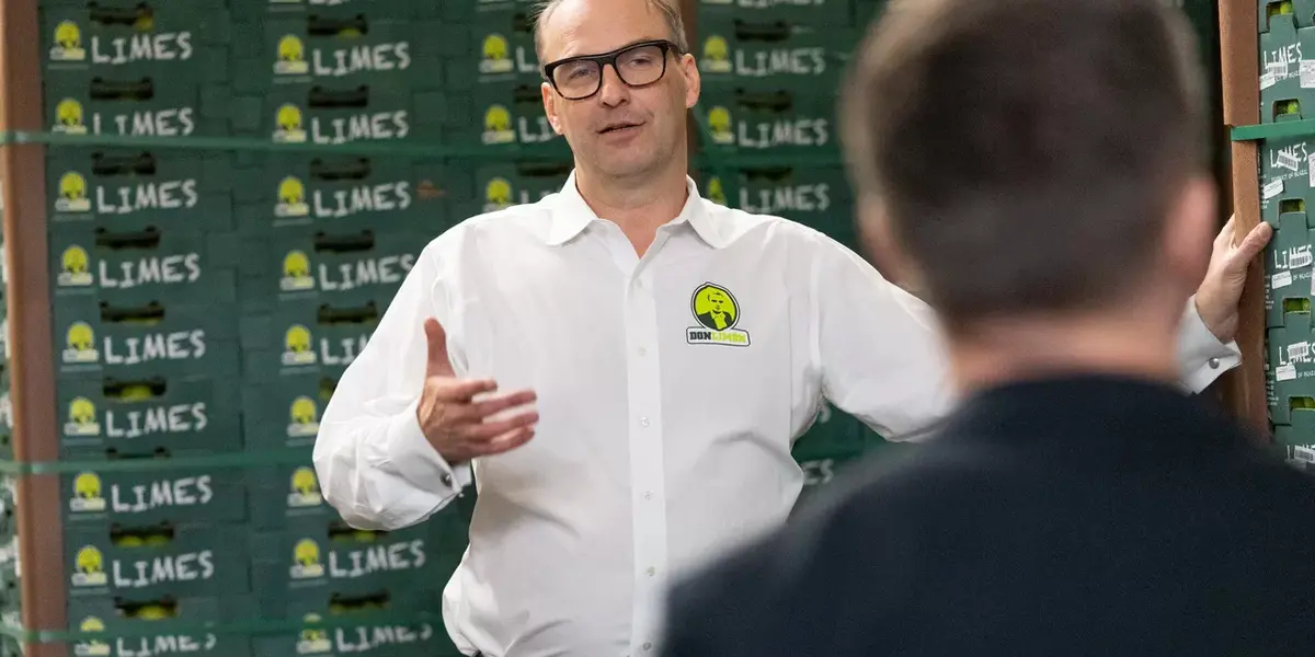 Schindler steht vor Limetten-Kisten und spricht mit Stephan