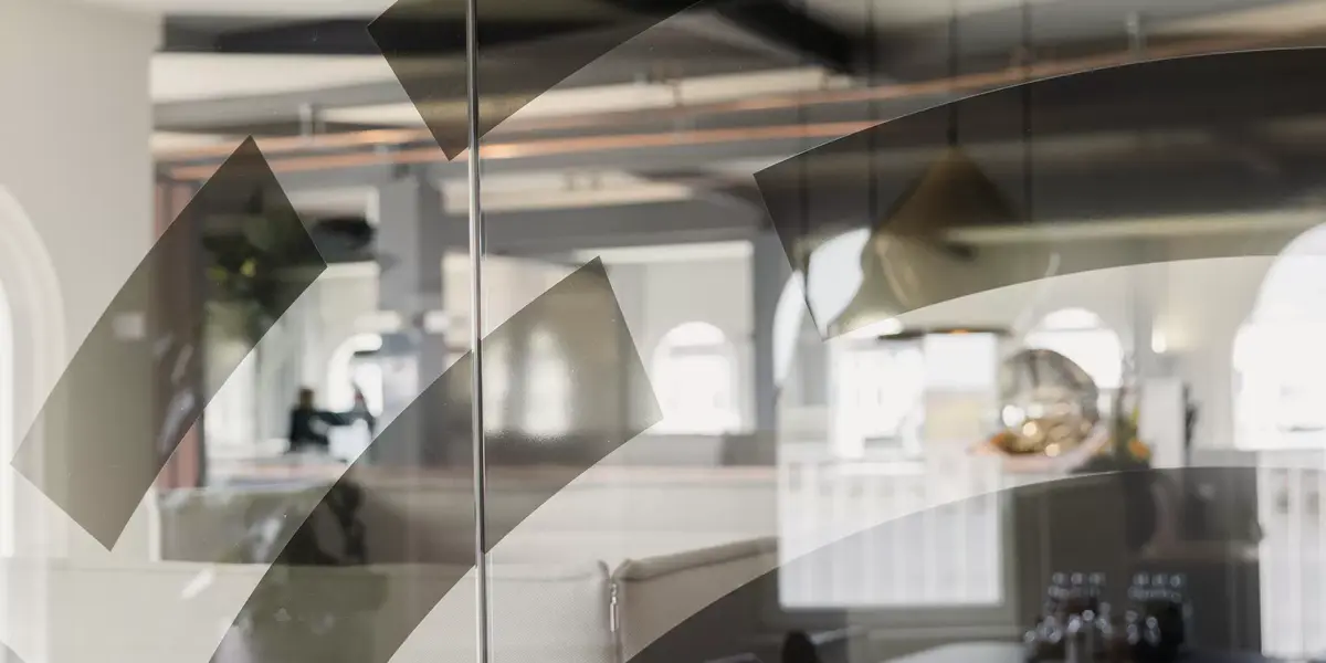 Ein Foto durch eine Glasscheibe in das Büro des Kontora Family Office