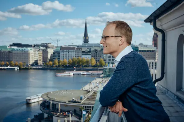 Patrick auf dem Balkon