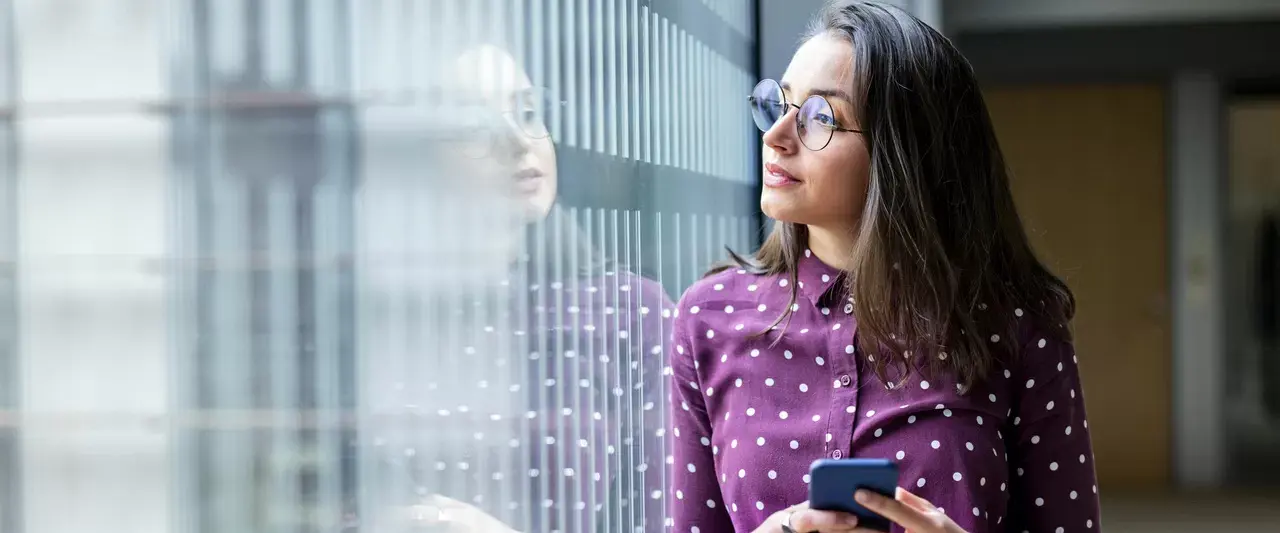 erwartungsmanagement eine frau steht am Fenster
