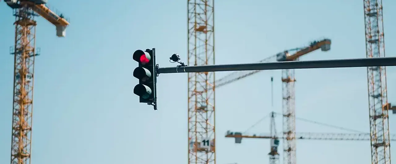 Ampel vor Kr&auml;nen