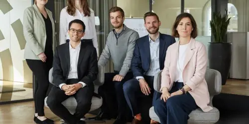 Sechs Mitarbeiter des Kontora Family Offices, alle gucken in die Kamera