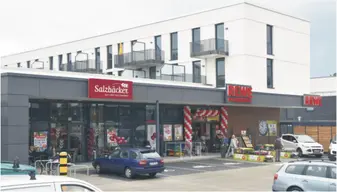 Wohneinheiten über einem Supermarkt, Aufnahme von einem Parkplatz aus