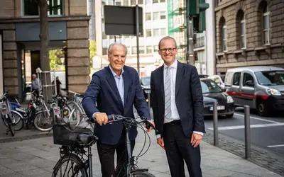 Maurenbrecher und Heraeus l&auml;cheln in die Kamera