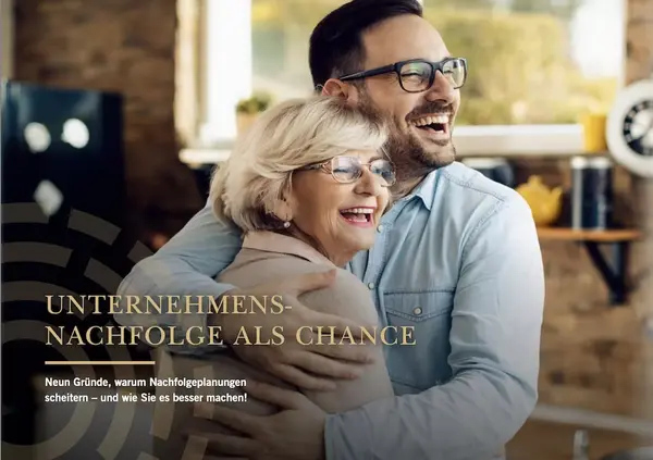 Ein junger Mann umarmt eine alte Frau, beide tragen Brillen und freuen sich