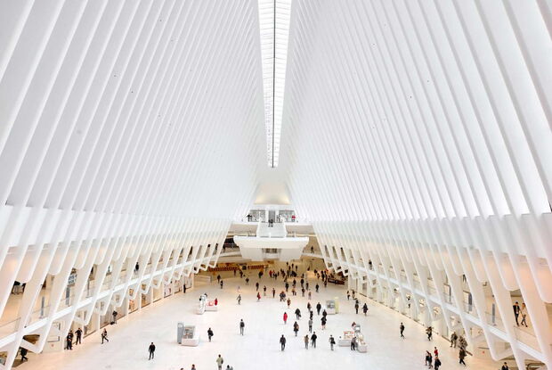 Wei&szlig;e Empfangshalle mit Menschen