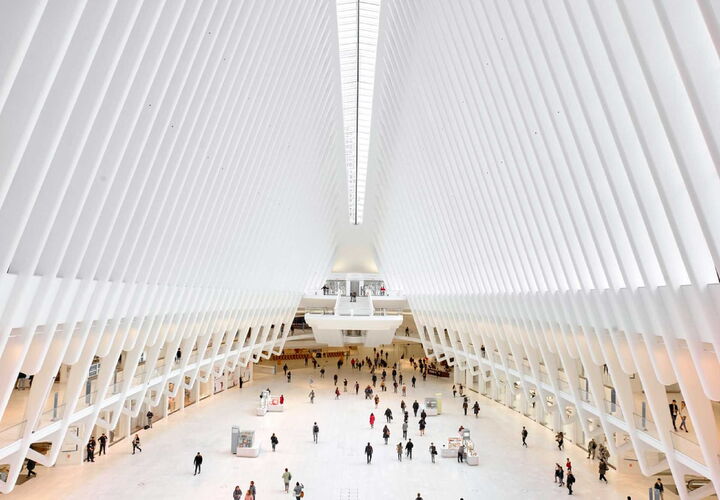 Weiße Empfangshalle mit Menschen