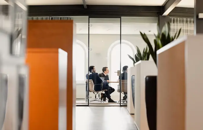 Blick ins Büro Ein Blick durch eine Glasscheibe in ein Meeting