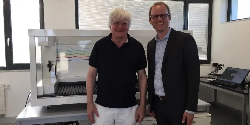 Prof St&ouml;cker und Patrick Maurenbrecher stehen in einem B&uuml;ro