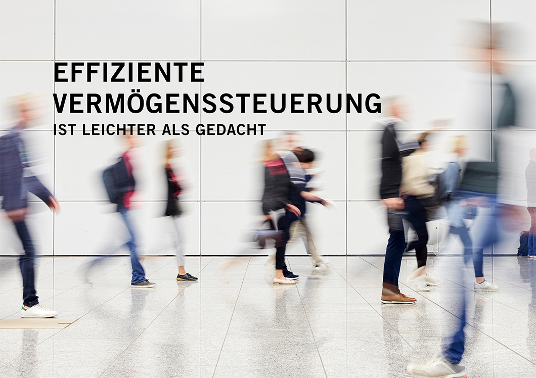 Menschen laufen vor einer wei&szlig;en Wand entlang. Die Aufnahme ist verrschwommen