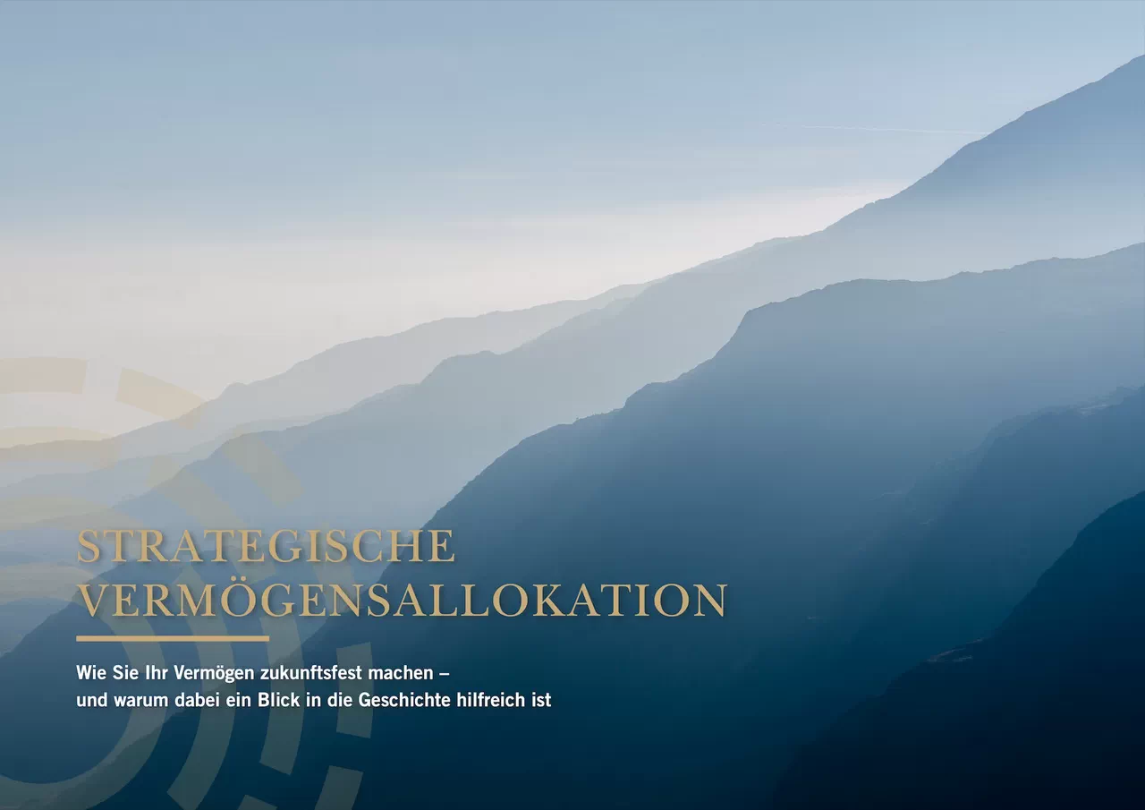 Berge im Nebel mit Schrift