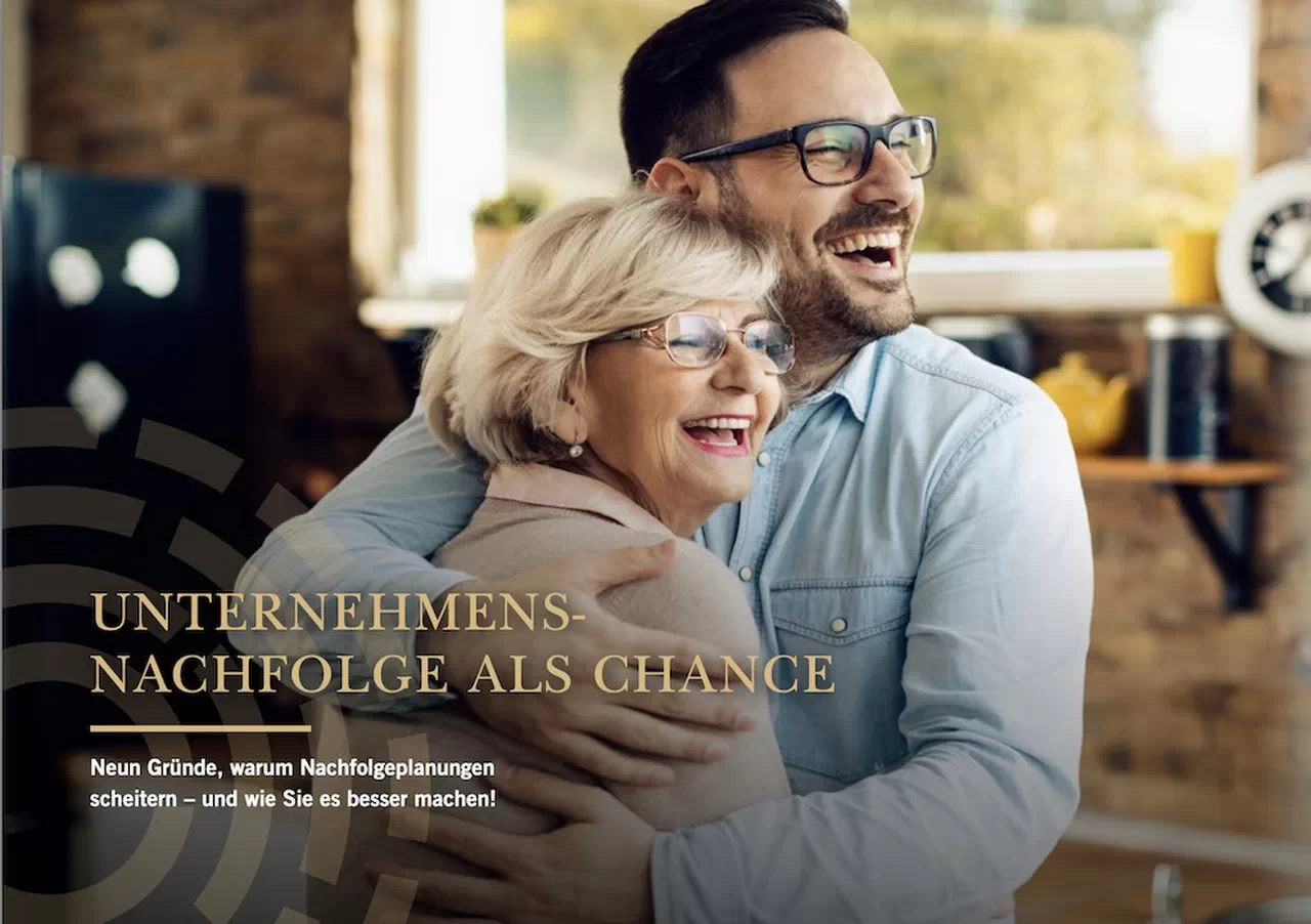 Ein junger Mann umarmt eine alte Frau, beide tragen Brillen und freuen sich